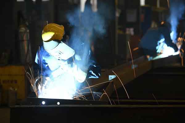 建鋼結(jié)構(gòu)房屋，樓承板焊接是關(guān)鍵，馬虎不得