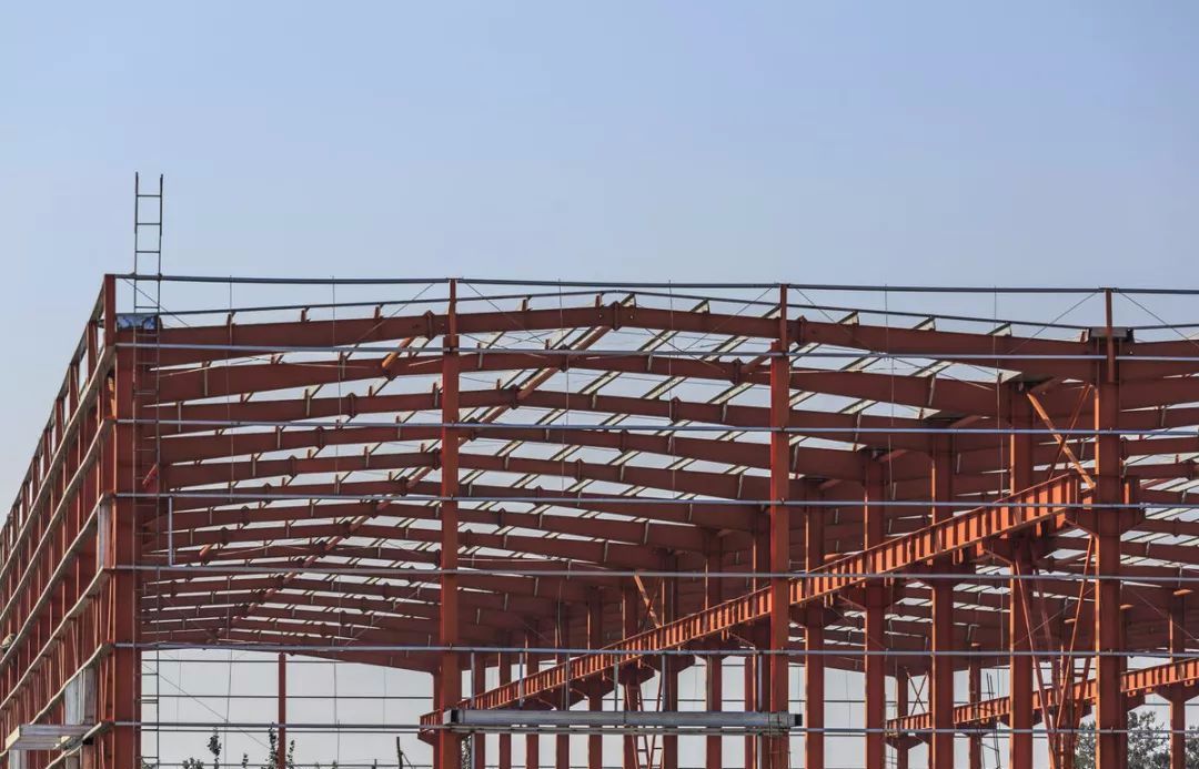 鋼結構廠房頂部安裝常見問題及注意事項