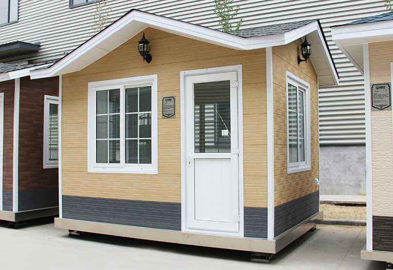 輕鋼崗?fù)? /><br /></p>    有人會認(rèn)為，<strong>輕鋼房屋</strong>的使用壽命不如傳統(tǒng)的混凝土建筑，但是，根據(jù)國外經(jīng)驗(yàn)以及實(shí)驗(yàn)數(shù)據(jù)來看，這種體系在歐美發(fā)達(dá)國家已經(jīng)成熟運(yùn)用，輕鋼住宅結(jié)構(gòu)的使用壽命是90年，使我們可以放心使用的家居住房。盛大鋼結(jié)構(gòu)利用現(xiàn)代新型的建筑材料，包括玻璃棉、歐松板、石膏板、金屬雕花板、瀝青瓦、SBS防水卷材、呼吸紙等材料，解決了該建筑體系的防水、防火、保溫、隔熱、吸引降噪等技術(shù)問題，我們對<strong>輕鋼房屋</strong>的未來前景是十分看好的。<br /><p>    山西盛大鋼結(jié)構(gòu)近期的新產(chǎn)品除了輕鋼住宅以外，還有集裝箱房屋、輕鋼崗?fù)は盗?、公共衛(wèi)生間系列產(chǎn)品，如果您對我們的新產(chǎn)品感興趣的話，可以致電我們的銷售客服熱線，我們期待您的來電。</p><p>    本文鏈接：<strong>http://m.ahjxbj.com/news/0004511655.html </strong>未經(jīng)允許不得轉(zhuǎn)載。</p><p style=